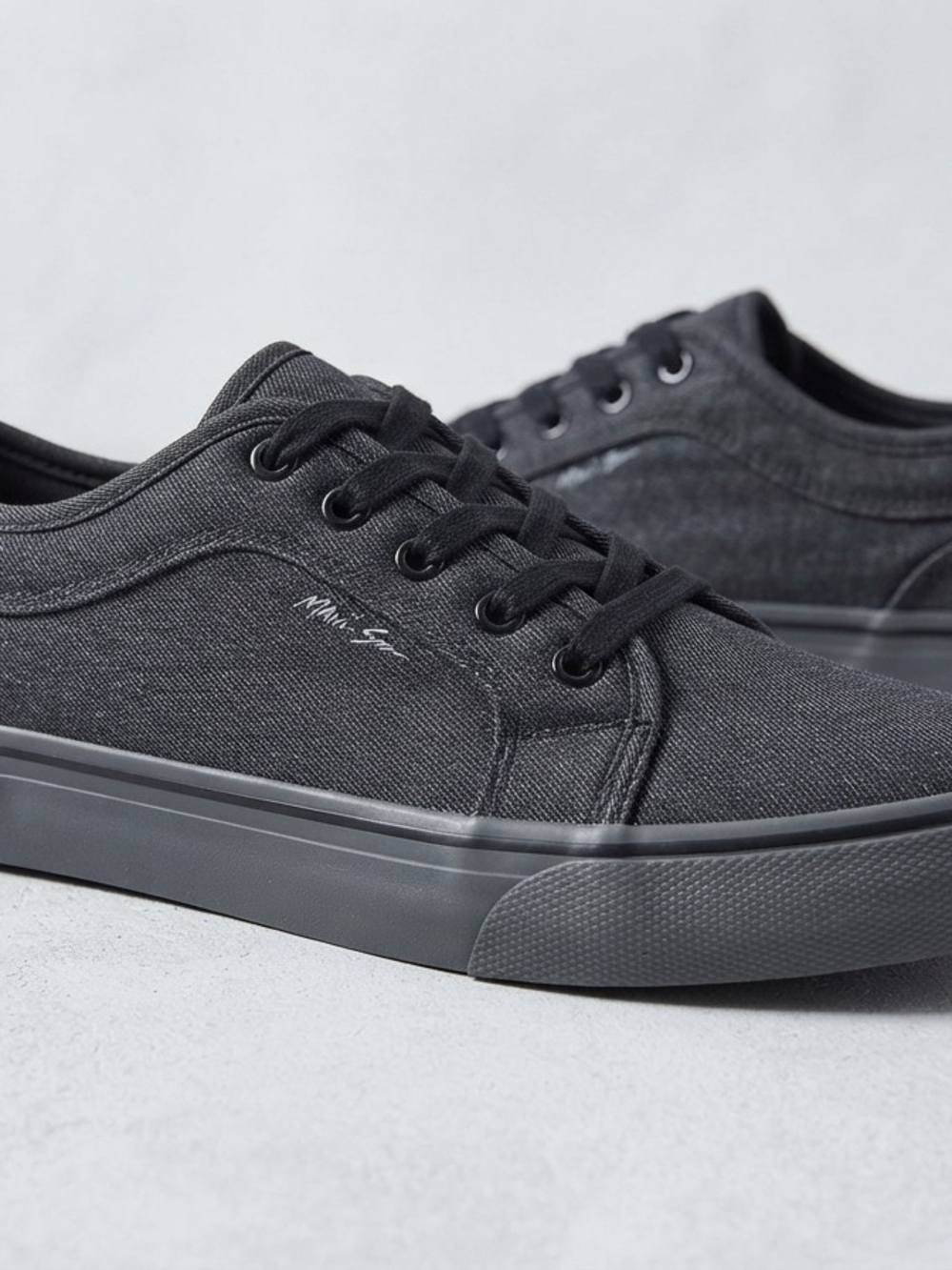 Men's Low-Top Canvas Sneakers - Black